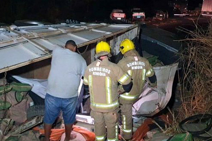 TRAGÉDIA NA 364 - Veículo é esmagado por carreta e há óbito; veja vídeo - News Rondônia