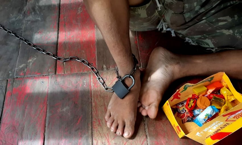 Equipe caminha 17 quilômetros para investigar caso de deficiente mental acorrentado pela mãe - News Rondônia