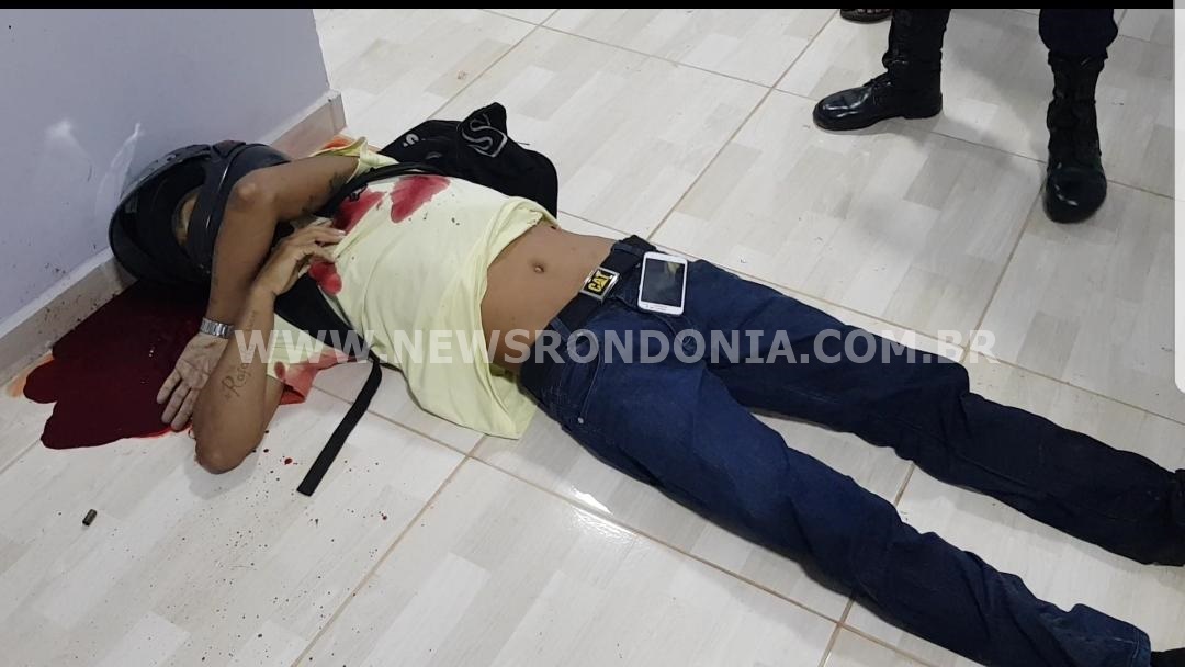 SARGENTO DA PM REAGE A ASSALTO E MATA BANDIDO DENTRO DE RESIDÊNCIA NA CAPITAL - News Rondônia