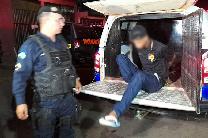 TRÁFICO: Suspeito é preso vendendo crack em cruzamento perto da Central de Polícia - News Rondônia