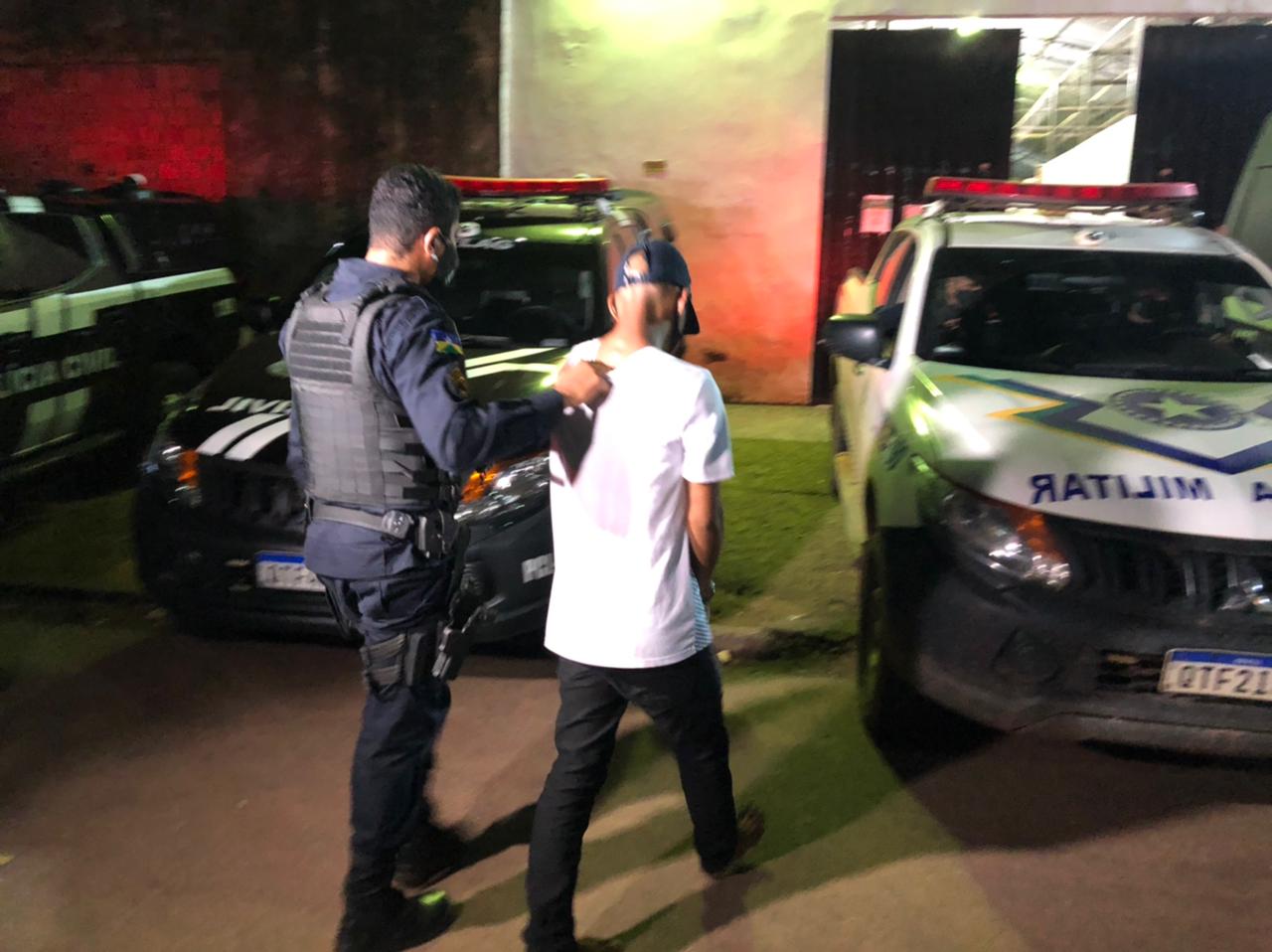 Jovem é detido pela população após tentar assaltar mulheres simulando estar armado - News Rondônia