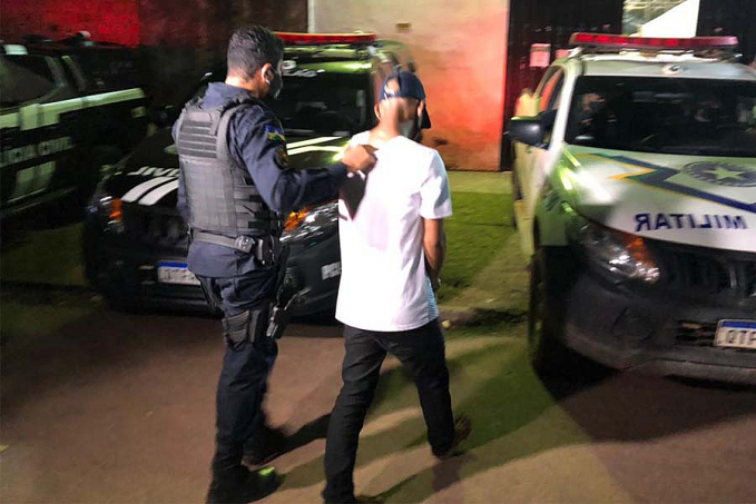Jovem é detido pela população após tentar assaltar mulheres simulando estar armado - News Rondônia