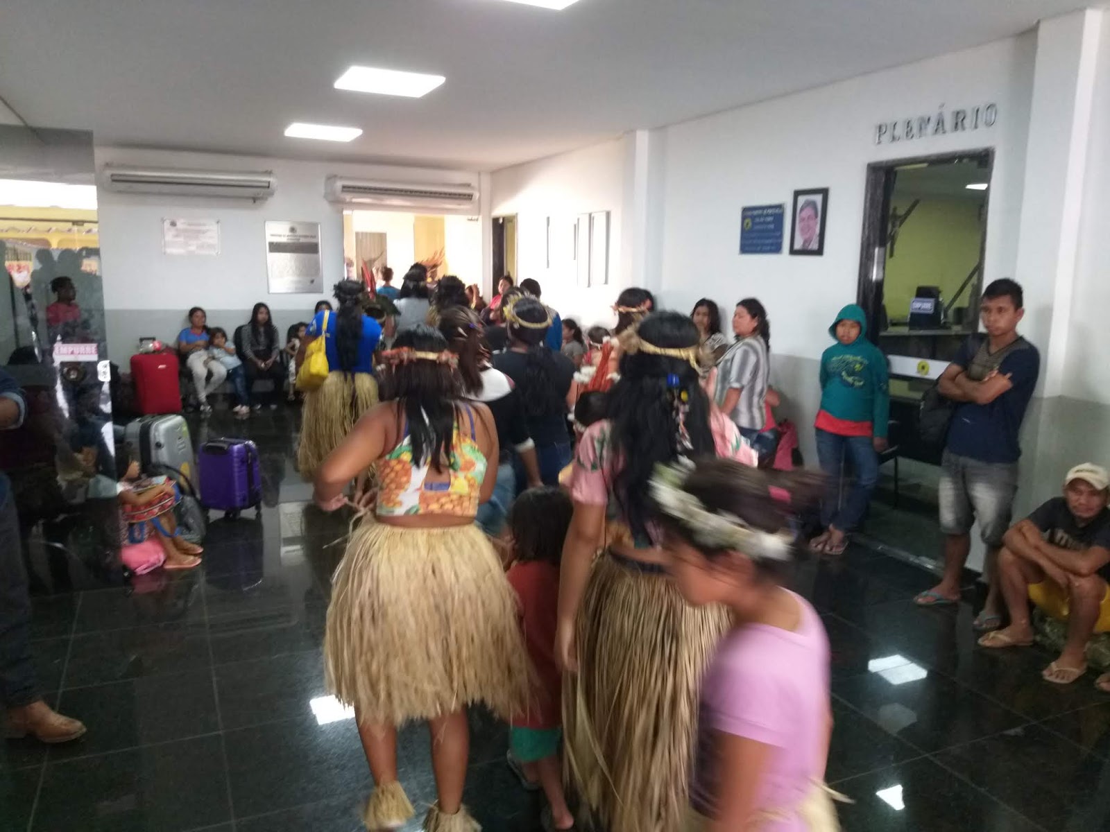 ÍNDIOS KAXARARI E COMUNIDADES DA PONTA DO ABUNÃ INVADEM E ACAMPAM NA CÂMARA DE VEREADORES - News Rondônia