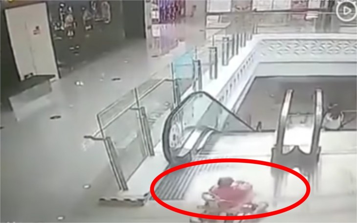 VÍDEO: BEBÊ DE ANDADOR CAI EM ESCADA ROLANTE DE SHOPPING E IMAGENS IMPRESSIONAM, VEJA - News Rondônia