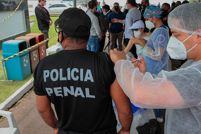 Policiais penais recebem a primeira dose da vacina contra covid-19 em Rondônia - News Rondônia