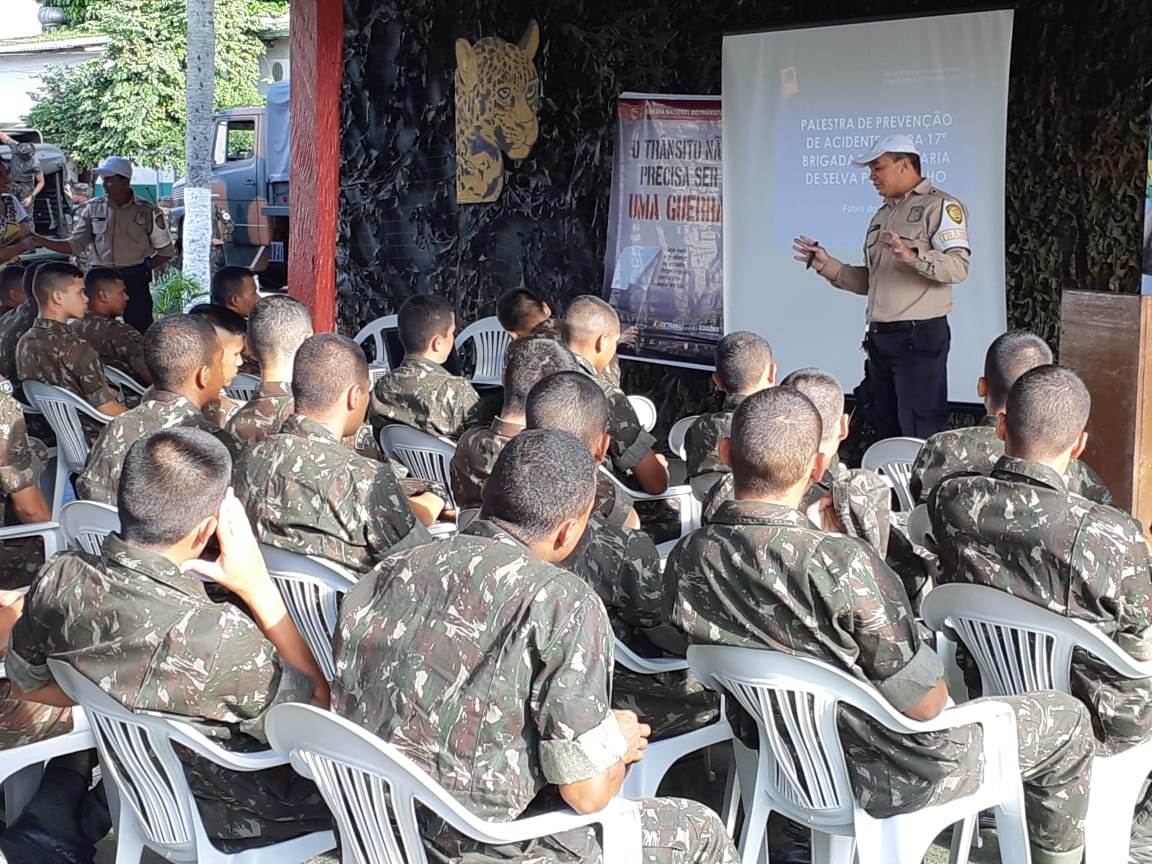 SEMTRAN LEVA AULA DE EDUCAÇÃO PARA O TRÂNSITO AOS MILITARES DA 17ª BRIGADA - News Rondônia
