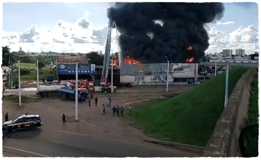 O incêndio que causou aglomeração, mas não tirou o foco de bravos homens - Por Anderson Nascimento - News Rondônia