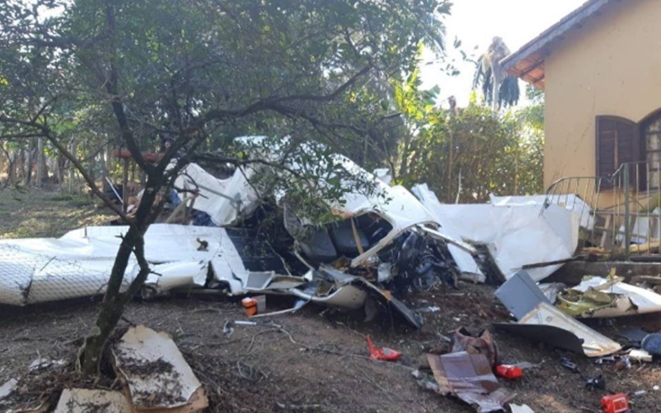 AVIÃO DE PEQUENO PORTE CAI E MATA DOIS NO INTERIOR DE SÃO PAULO - News Rondônia