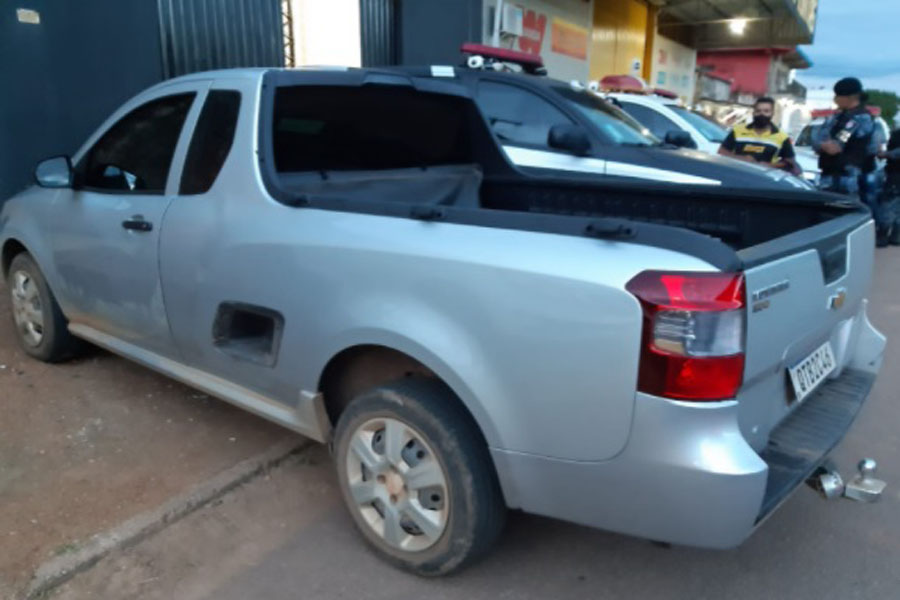DENÚNCIA - Suspeitos são presos com carro furtado em casa abandonada - News Rondônia