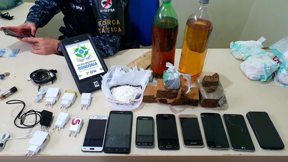CASAL DO CRIME - PM prende celulares, cachaça e drogas que seriam jogados para dentro de presídio - News Rondônia