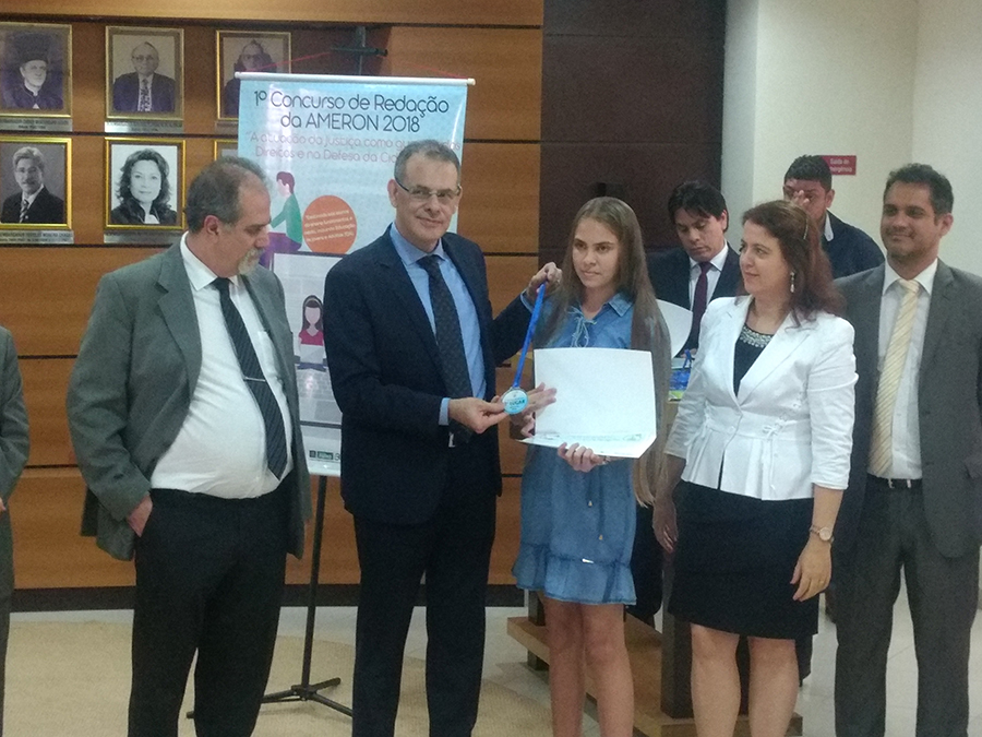SECRETÁRIA DA SEMED PRESTIGIA ENTREGA DE PRÊMIO DO PRIMEIRO CONCURSO DE REDAÇÃO DA AMERON - News Rondônia