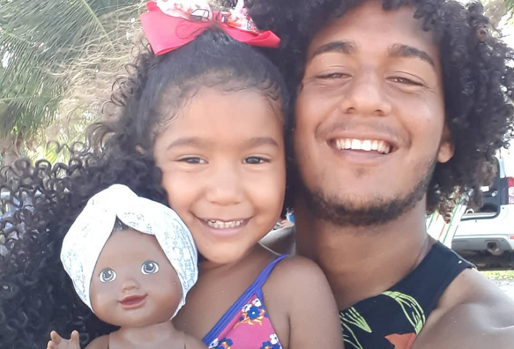 FILHA PEDE BONECA DE CABELO CACHEADO E PAIS TEM IDEIA SENSACIONAL DE COMO FAZER UMA - News Rondônia