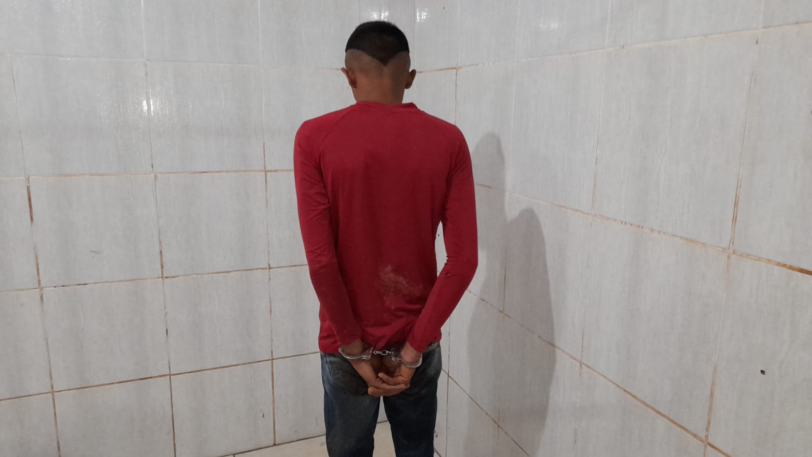 ALTA VELOCIDADE: Suspeito armado é preso após roubo de celular na zona leste - News Rondônia