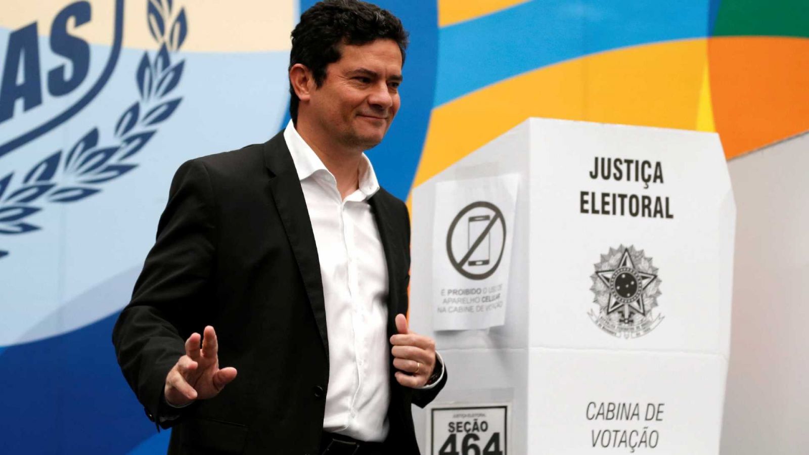 ESCOLTADO, JUIZ SÉRGIO MORO É APLAUDIDO AO VOTAR EM CURITIBA - News Rondônia