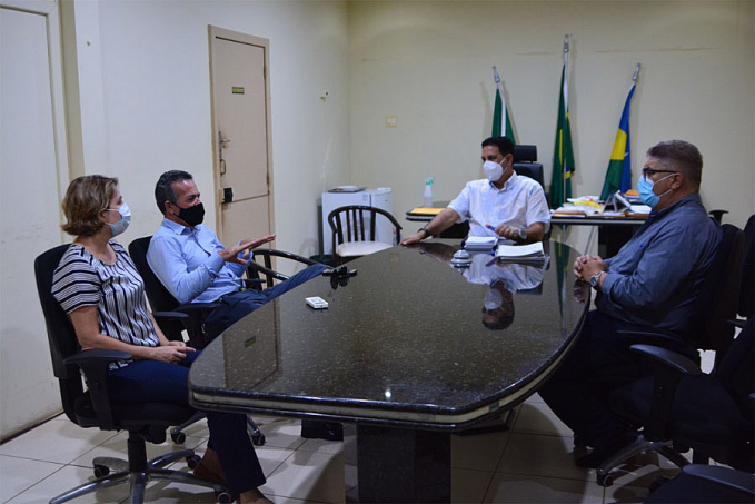 Prefeito recebe diretoria do Centro Educacional que pede prorrogação de prazo para doação de terreno para construção de Centro de equoterapia - News Rondônia