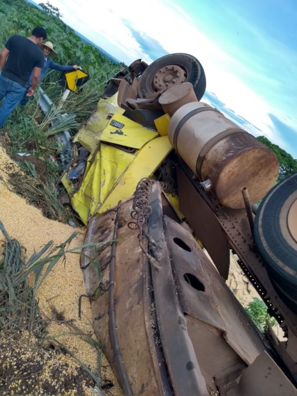 MOTORISTA PERDE CONTROLE E CARRETA TOMBA NA CURVA DA BANANA PRÓXIMO A COLORADO - News Rondônia