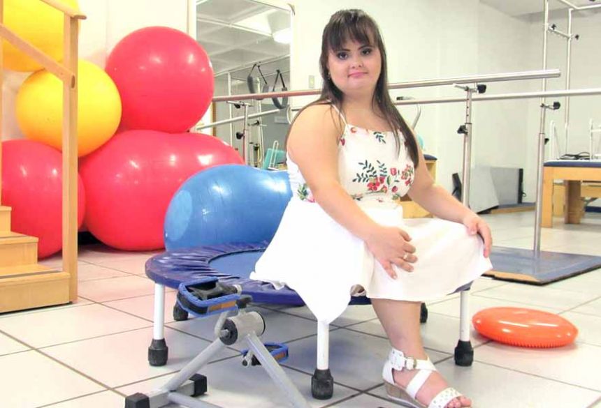 RARIDADE: LUANA PODE SER A PRIMEIRA BRASILEIRA COM SÍNDROME DE DOWN A COLAR GRAU EM FISIOTERAPIA - News Rondônia