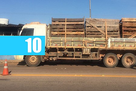 PRF FLAGRA TRANSPORTE IRREGULAR DE MADEIRA EM PORTO VELHO - News Rondônia