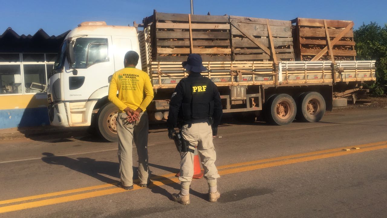 PRF FLAGRA TRANSPORTE IRREGULAR DE MADEIRA EM PORTO VELHO - News Rondônia