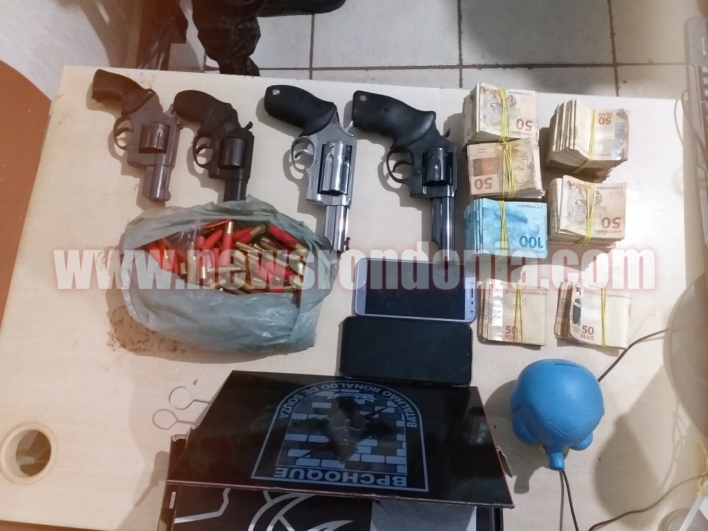 POLÍCIA PRENDE CASAL COM R$ 52 MIL E QUATRO ARMAS DE FOGO NA ZONA LESTE DE PORTO VELHO - News Rondônia