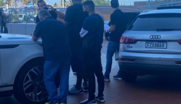 CASO KEVIN: Padrasto tenta agredir amigos do cantor; Hotel não diz quem estava no quarto e Mulher do Funkeiro descarta suicídio - News Rondônia