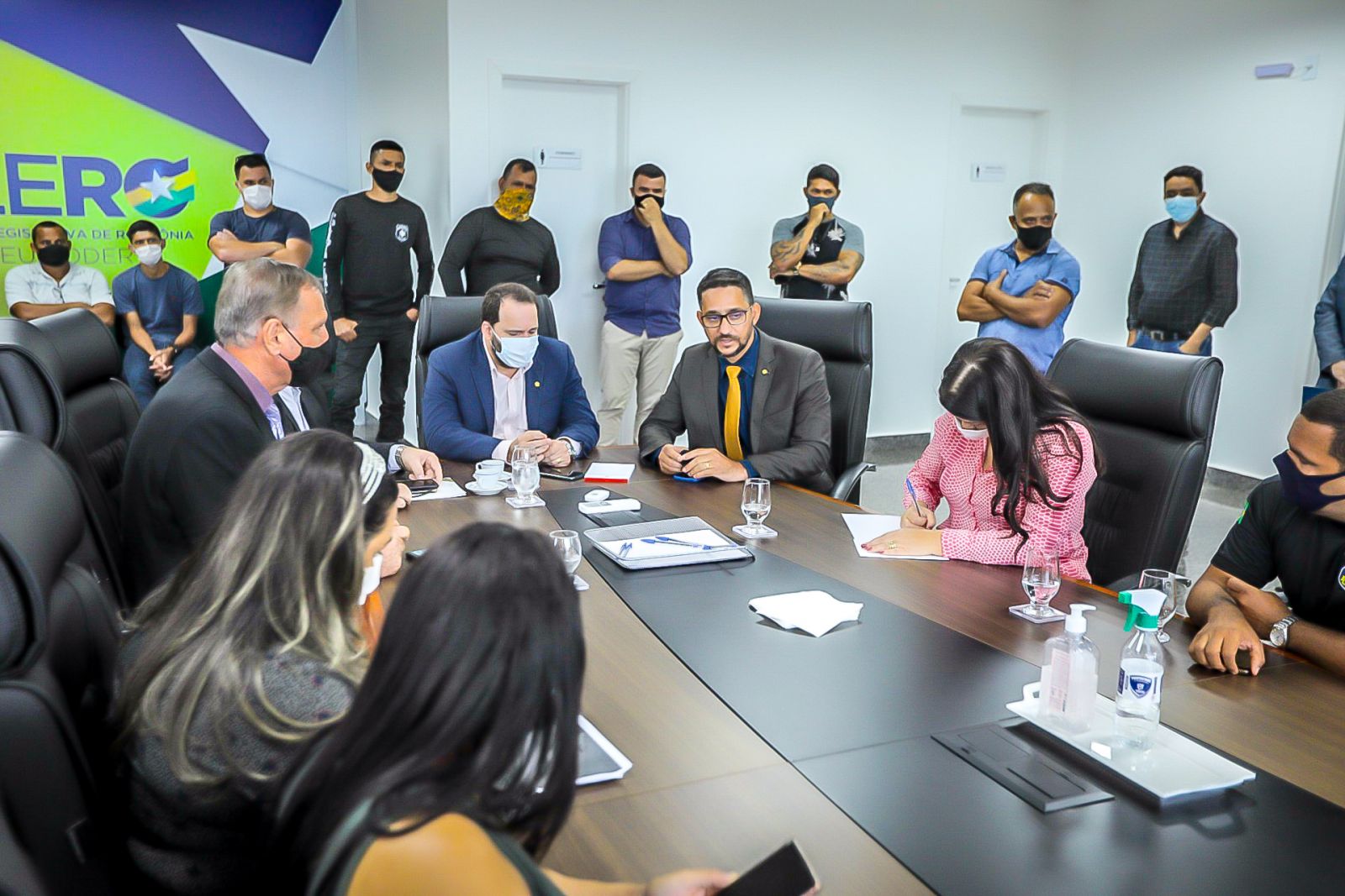 Deputado Anderson leva reivindicações dos policiais penais e agentes socioeducativos ao presidente da ALE/RO para discutir melhorias salariais e valorização das carreiras - News Rondônia