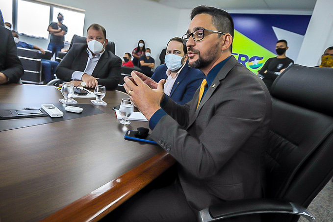 Deputado Anderson leva reivindicações dos policiais penais e agentes socioeducativos ao presidente da ALE/RO para discutir melhorias salariais e valorização das carreiras - News Rondônia