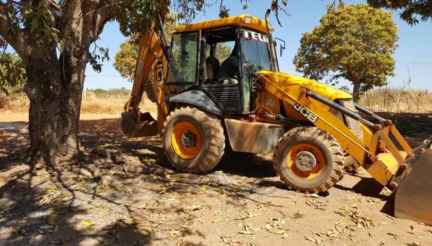HOMEM QUE DORMIA EM SOFÁ MORRE AO SER ATINGIDO POR ESCAVADEIRA - News Rondônia