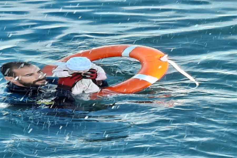 Guarda espanhol resgata bebê no mar; crianças estavam em grupo que tentou migrar para a Espanha - News Rondônia