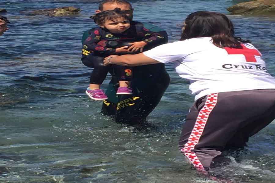Guarda espanhol resgata bebê no mar; crianças estavam em grupo que tentou migrar para a Espanha - News Rondônia