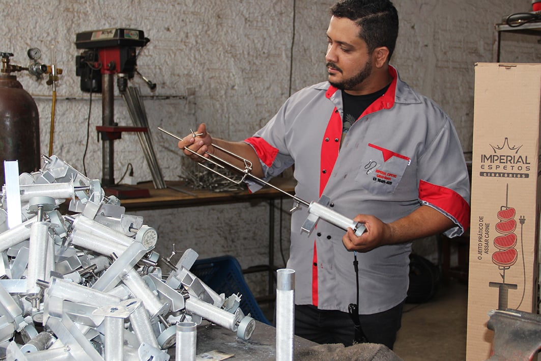 EMPREENDEDOR INVESTE NO MEIO DA CRISE E É SUCESSO COM ESPETOS GIRATÓRIOS - News Rondônia