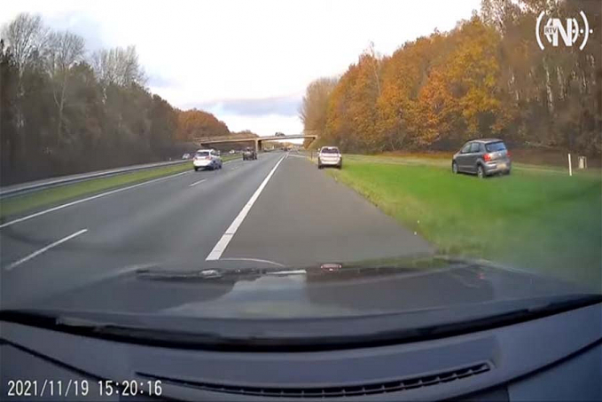 Homem bate carro para salvar motorista em convulsão na estrada  Vídeo - News Rondônia