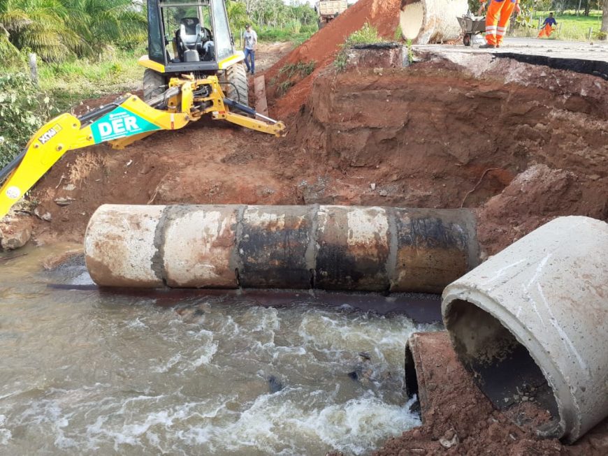 TRAFEGABILIDADE - DER recupera bueiro danificado pela chuva na RO-383 entre Santa Luzia DOeste e Rolim de Moura - News Rondônia