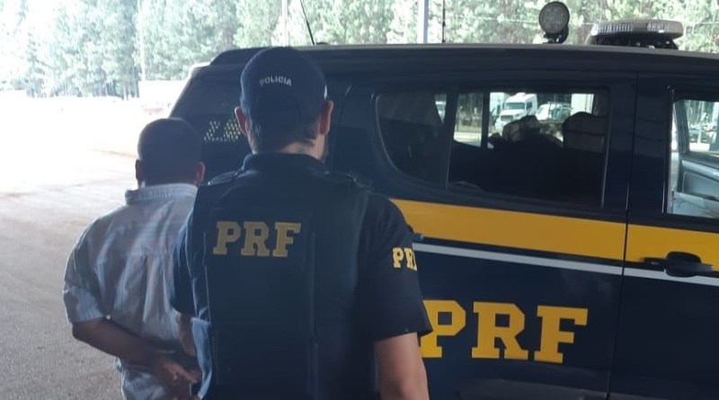 PRF PRENDE HOMEM POR FURTO DE CELULAR DENTRO DE ÔNIBUS - News Rondônia