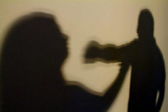 Adolescente é assediada e agredida em banheiro de bar - News Rondônia