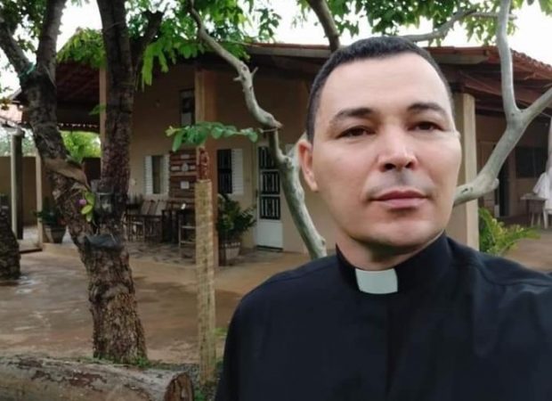 Após cair de pedra em cachoeira, corpo de Padre é encontrado - News Rondônia