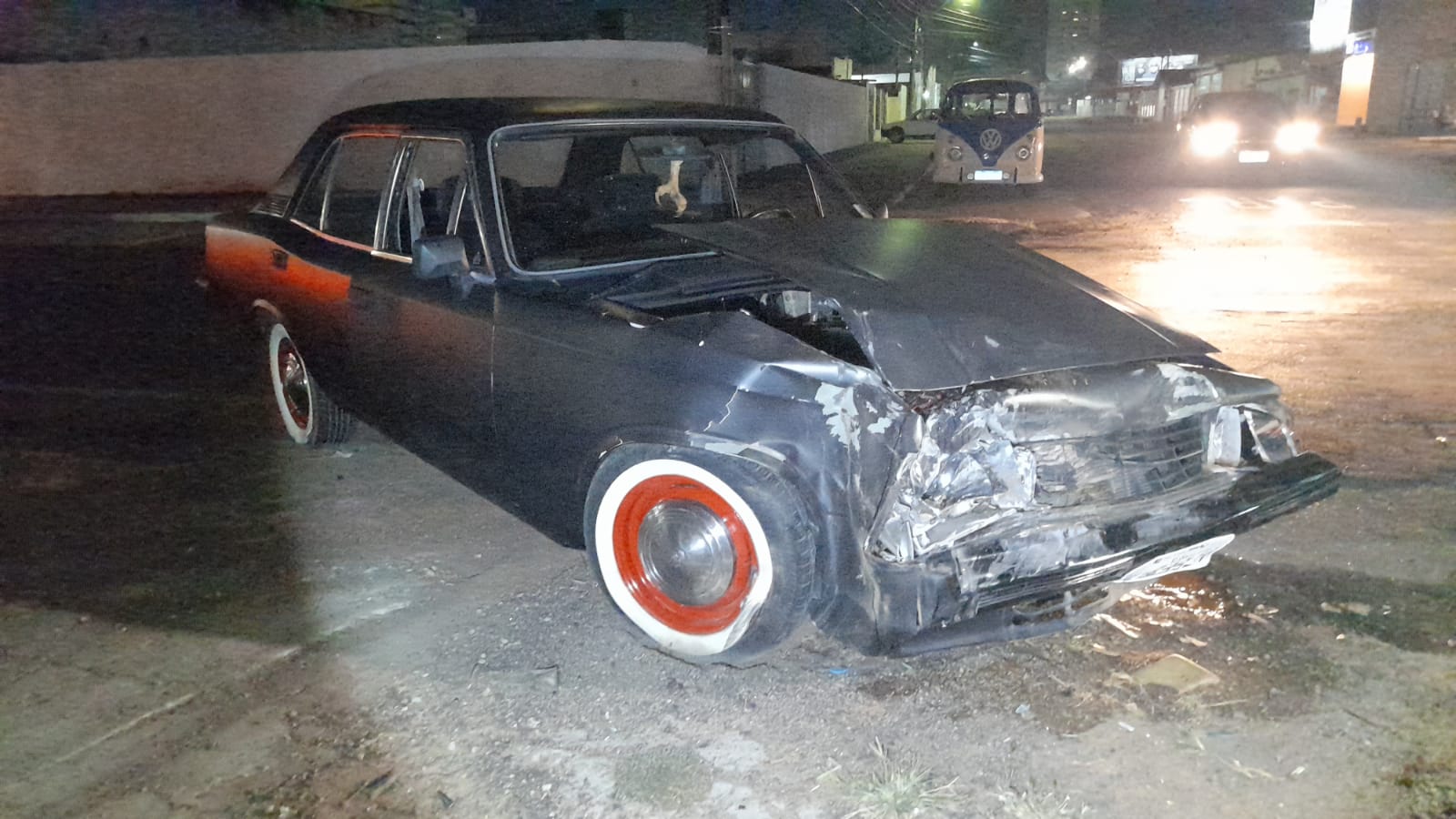 Acidente entre três veículos termina com caminhonete capotada no centro da capital - News Rondônia
