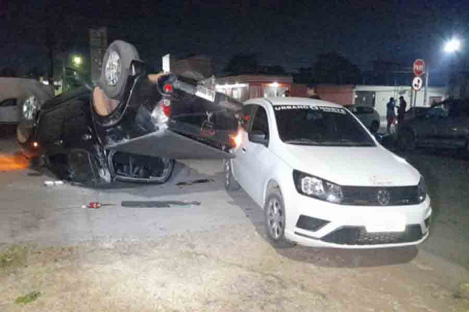 Acidente entre três veículos termina com caminhonete capotada no centro da capital - News Rondônia