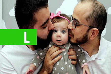 CASAL GAY CELEBRA 1º DIA DOS PAIS APÓS GESTAÇÃO DE FILHA EM BARRIGA DE IRMÃ - News Rondônia