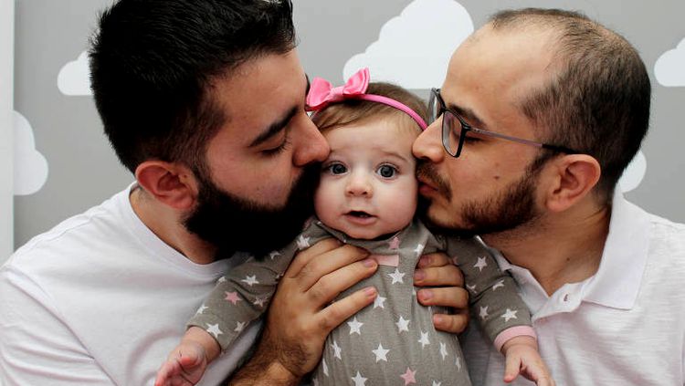 CASAL GAY CELEBRA 1º DIA DOS PAIS APÓS GESTAÇÃO DE FILHA EM BARRIGA DE IRMÃ - News Rondônia