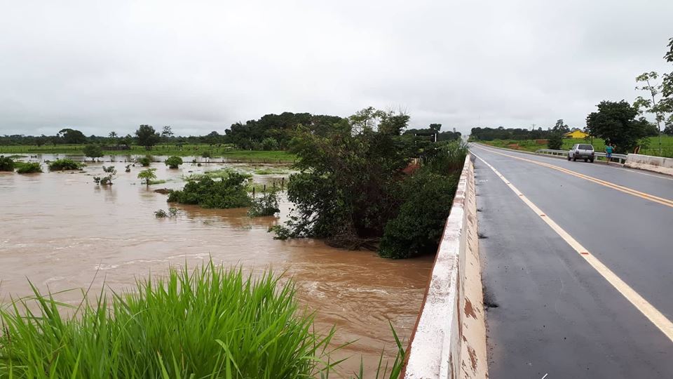 VÍDEO: RIO TRANSBORDA, ISOLA ESTRADA E QUASE ATINGE PONTE NA BR-429 ENTRE ALVORADA E SÃO MIGUEL - News Rondônia