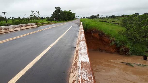 VÍDEO: RIO TRANSBORDA, ISOLA ESTRADA E QUASE ATINGE PONTE NA BR-429 ENTRE ALVORADA E SÃO MIGUEL - News Rondônia
