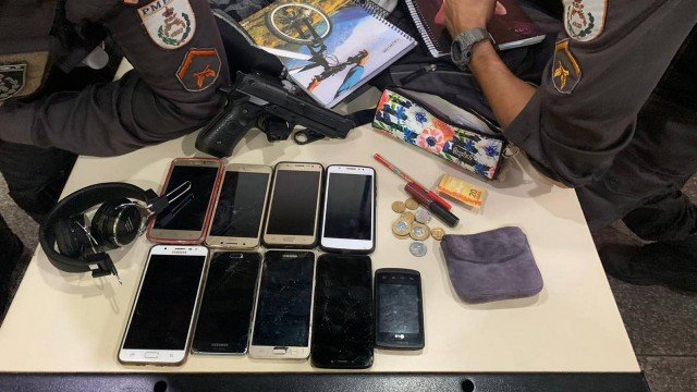 DOIS HOMENS TENTAM ASSALTAR ÔNIBUS E ACABAM RENDIDOS POR PASSAGEIROS - News Rondônia