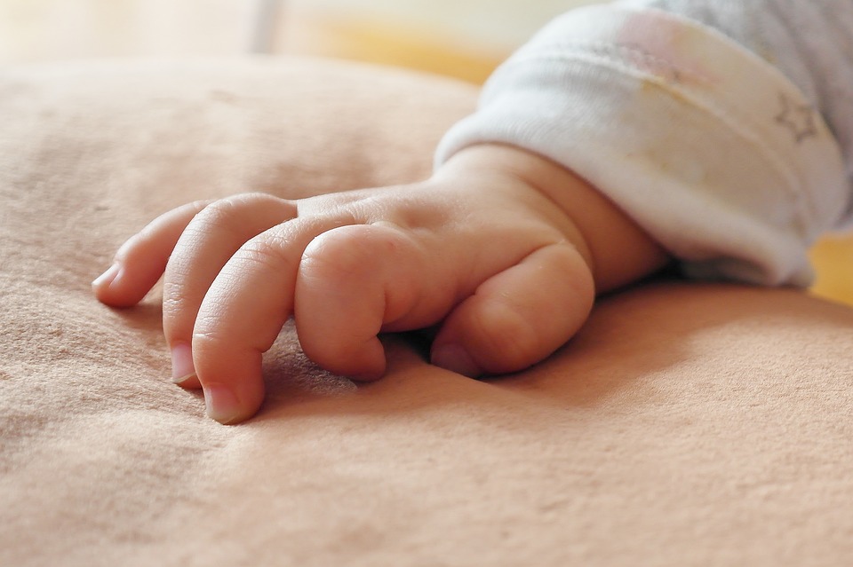 BEBÊZINHA CHORA DE DOR NAS PARTES ÍNTIMAS E MÃE DENUNCIA POSSÍVEL ESTUPRO - News Rondônia