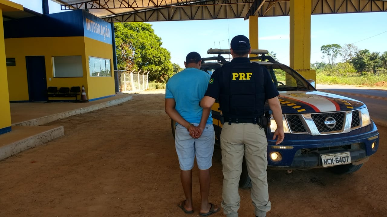 EM SÃO MIGUEL DO GUAPORÉ, PRF PRENDE CAMINHONEIRO COM HABILITAÇÃO FALSA - News Rondônia