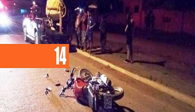 MOTOCICLISTA BATE EM CAMINHONETE PARADA E PASSAGEIRA É SOCORRIDA AO HOSPITAL - News Rondônia