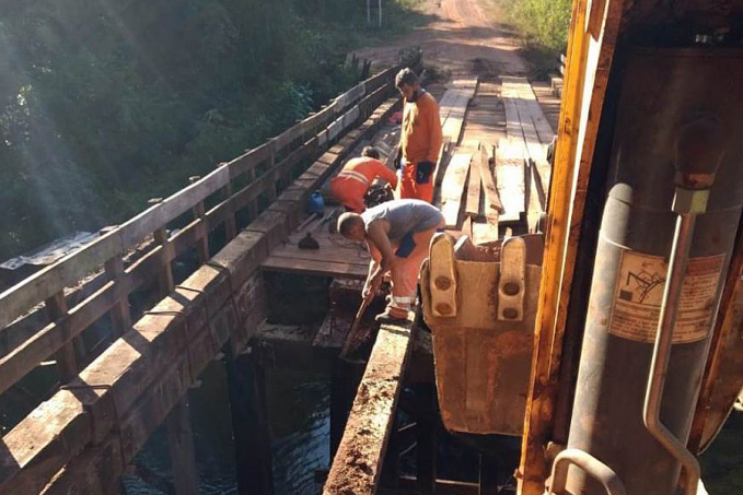TRAFEGABILIDADE - DER atua no patrolamento da Estrada Velha do Calcário e na recuperação de pontes na RO-482, em Pimenta Bueno - News Rondônia