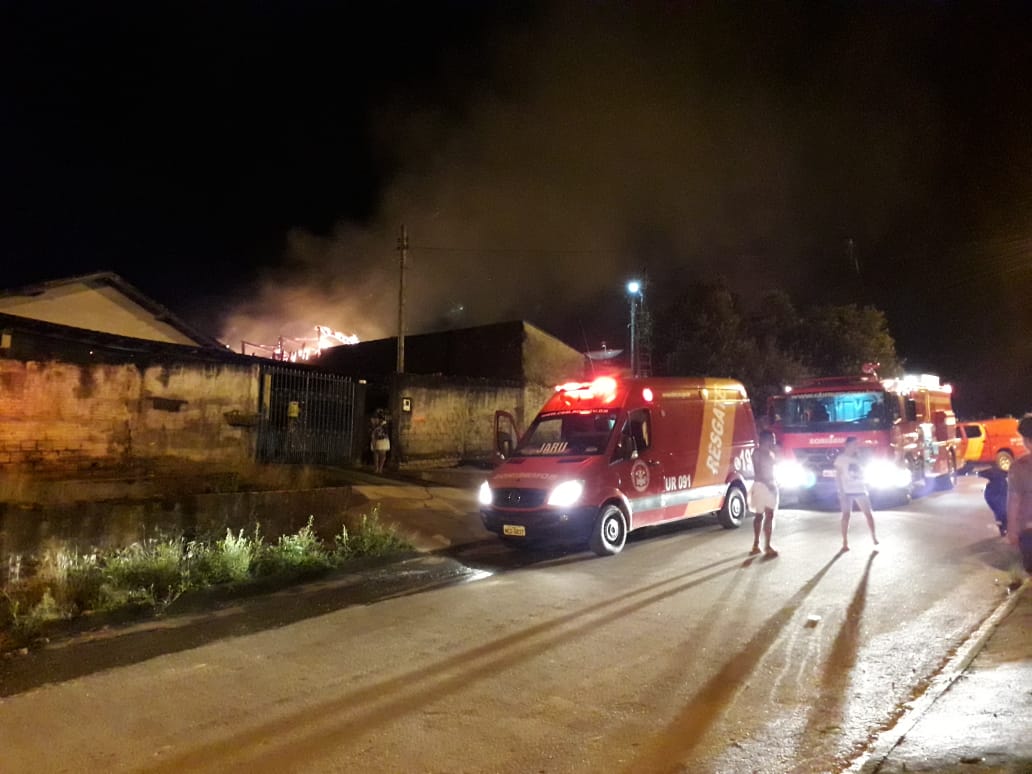 INCÊNDIO CONSOME RESIDÊNCIA EM JARU - News Rondônia