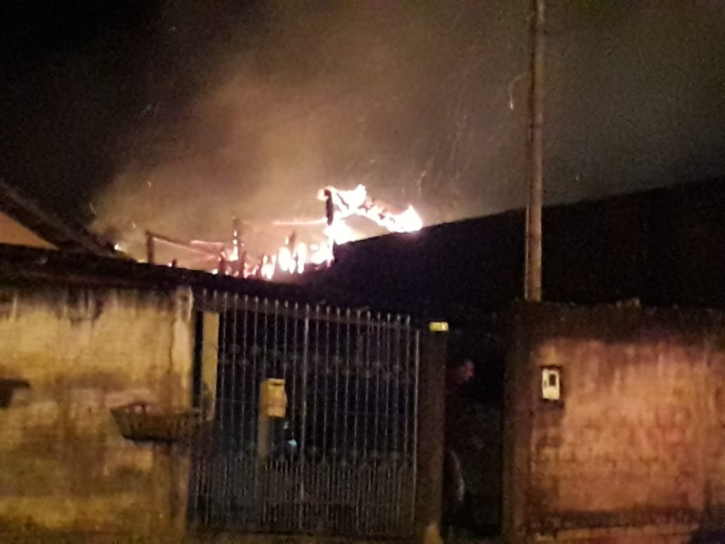 INCÊNDIO CONSOME RESIDÊNCIA EM JARU - News Rondônia