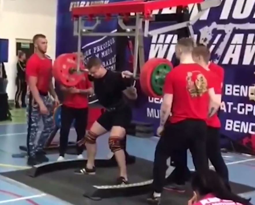 VÍDEO MOSTRA O MOMENTO EM QUE ATLETA QUEBRA A PERNA AO LEVANTAR 250KG - News Rondônia